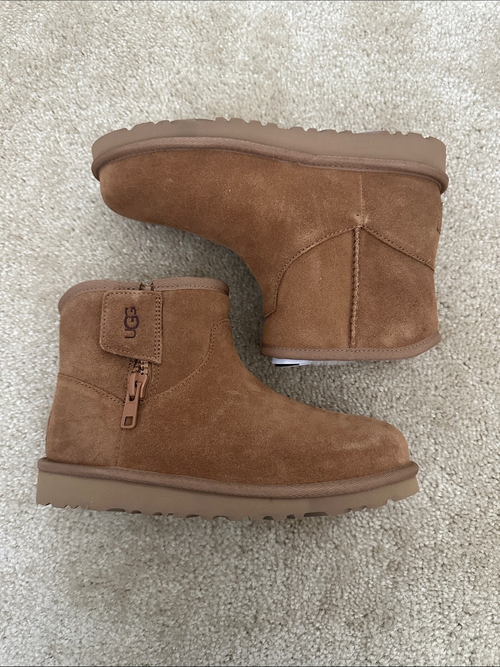 UGG Kids Side Zip-Closure Suede Boot in Chestnut Brown Size 3